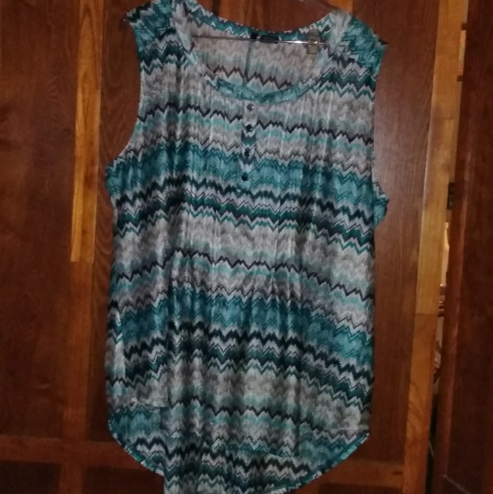 Beautiful sleeveless Hi-Lo top "2/$13 sale!!"